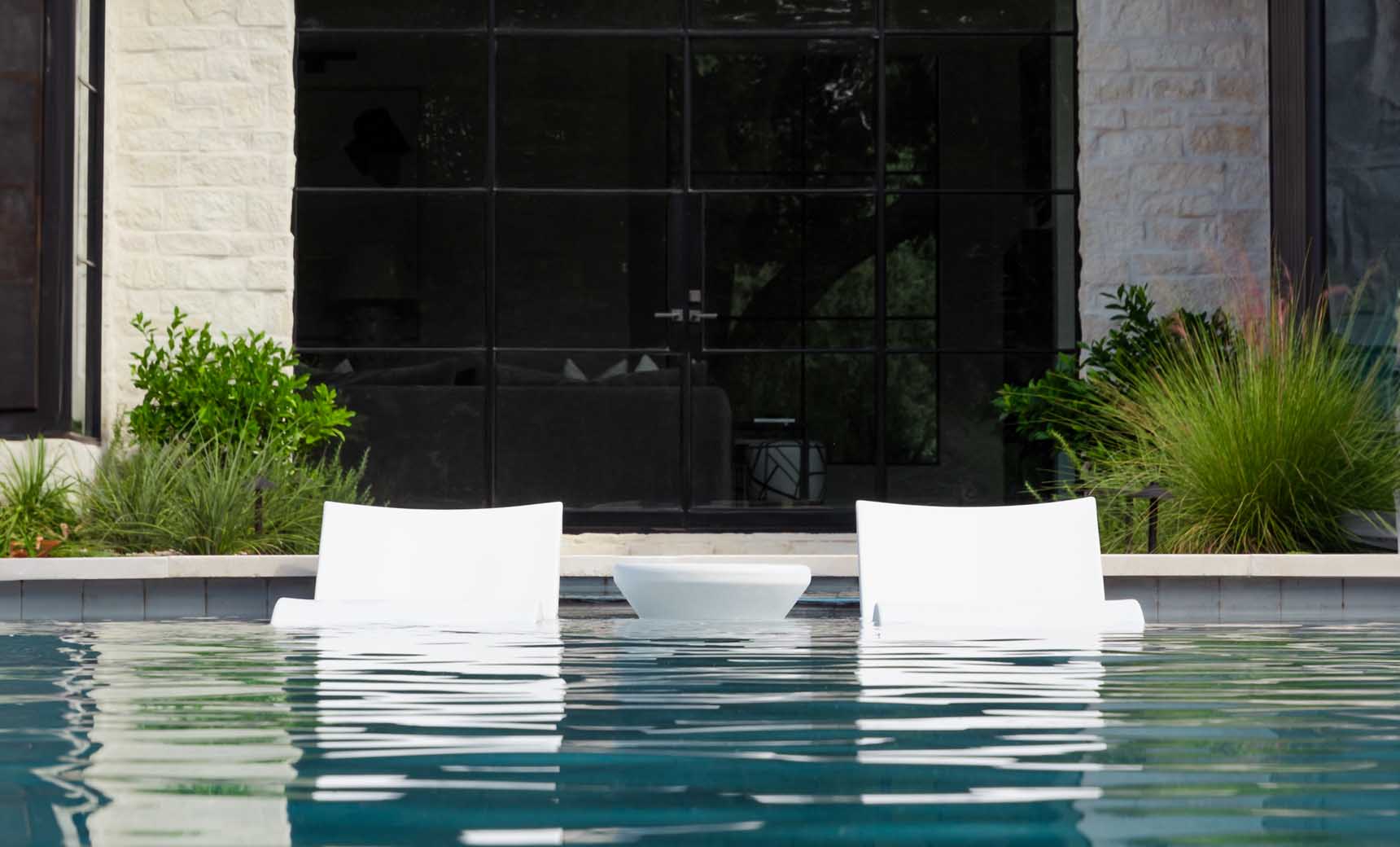Ledge Signature Chaise and Side Table In-Pool Set