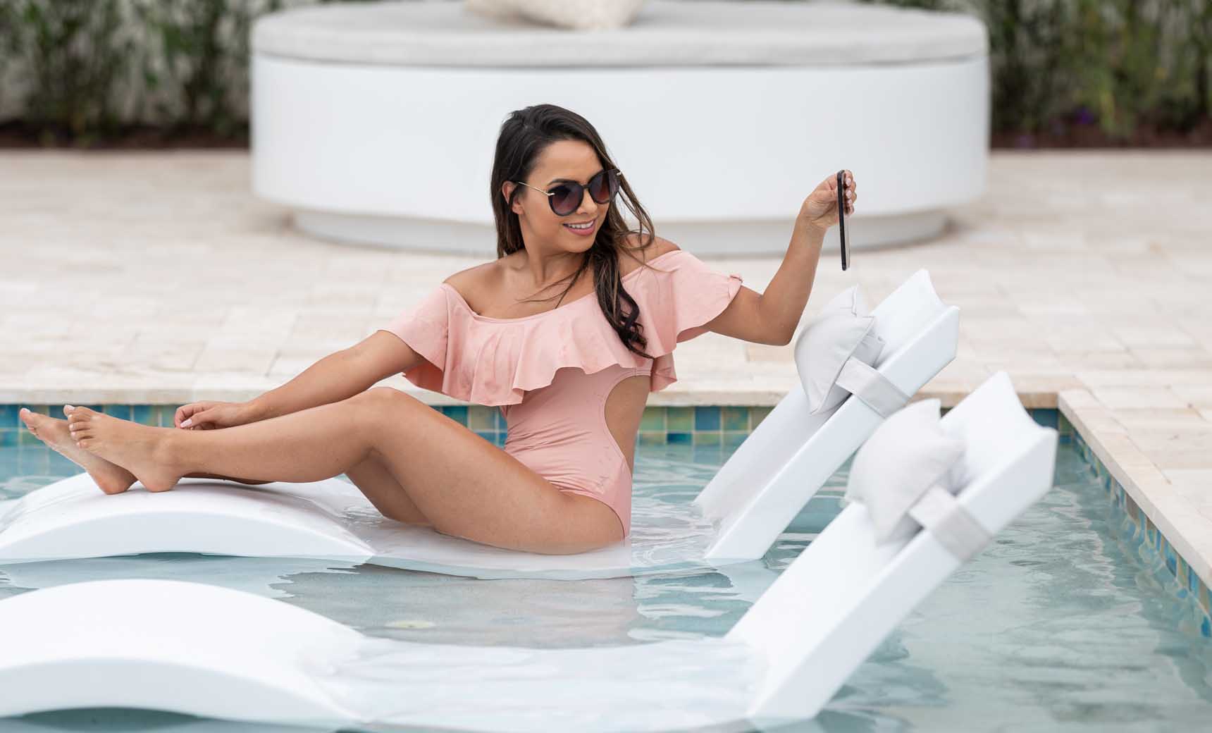Ledge Signature Chaise and Headrest Pillow In-Pool Set