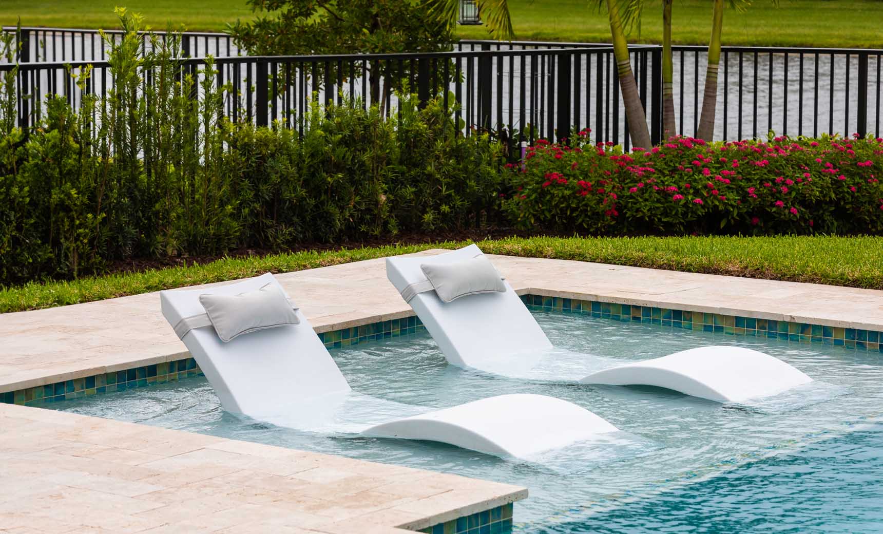 Ledge Signature Chaise and Headrest Pillow In-Pool Set