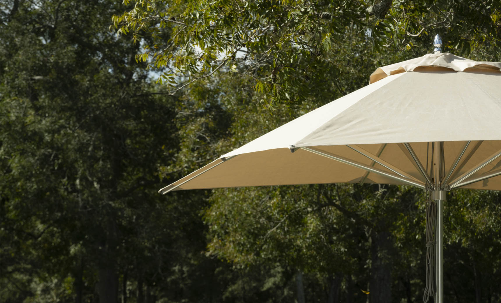 Ledge 7.5' Octagon Pulley Premier Umbrella