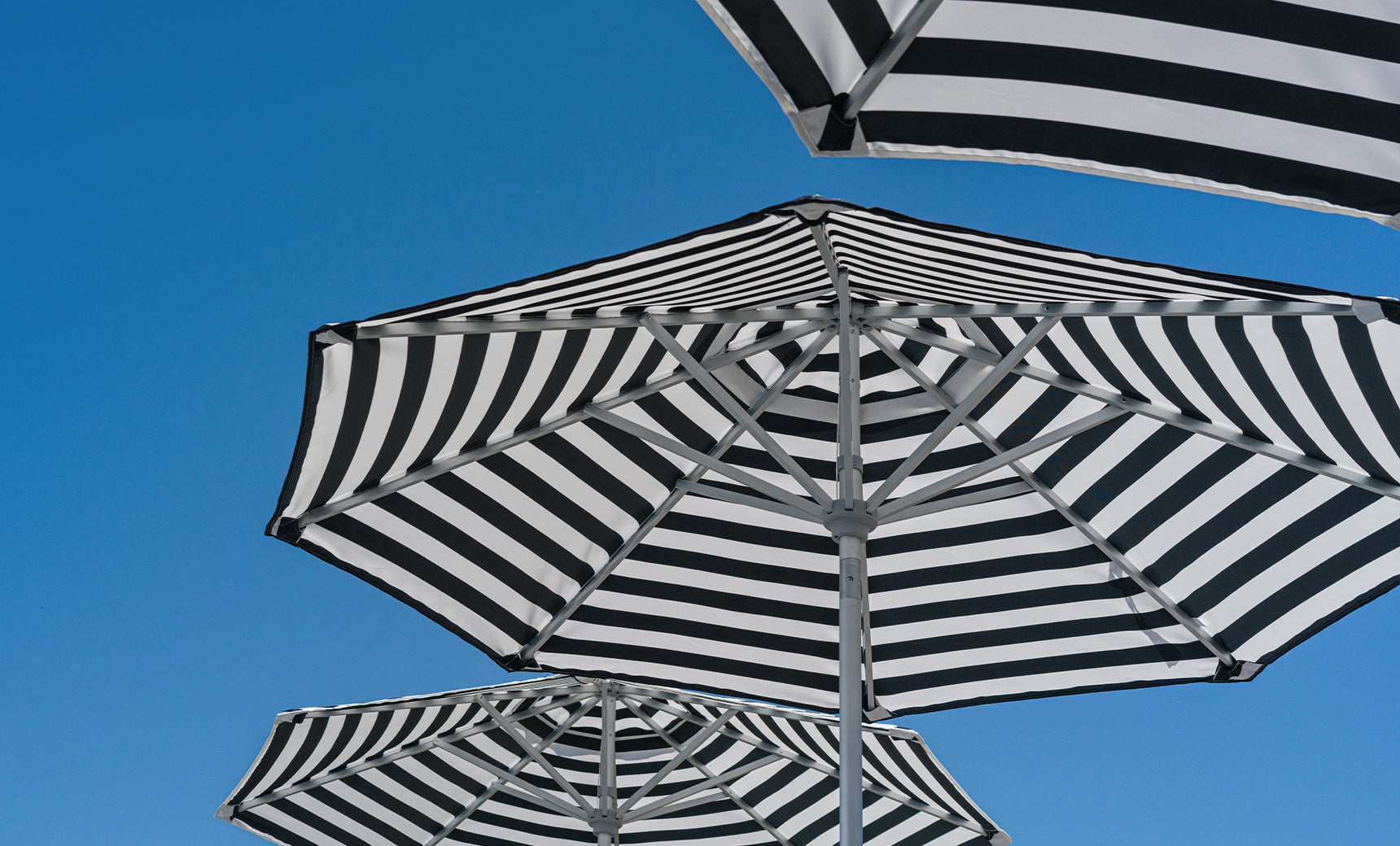 Ledge 9' Octagon Signature 360° Tilt Umbrella