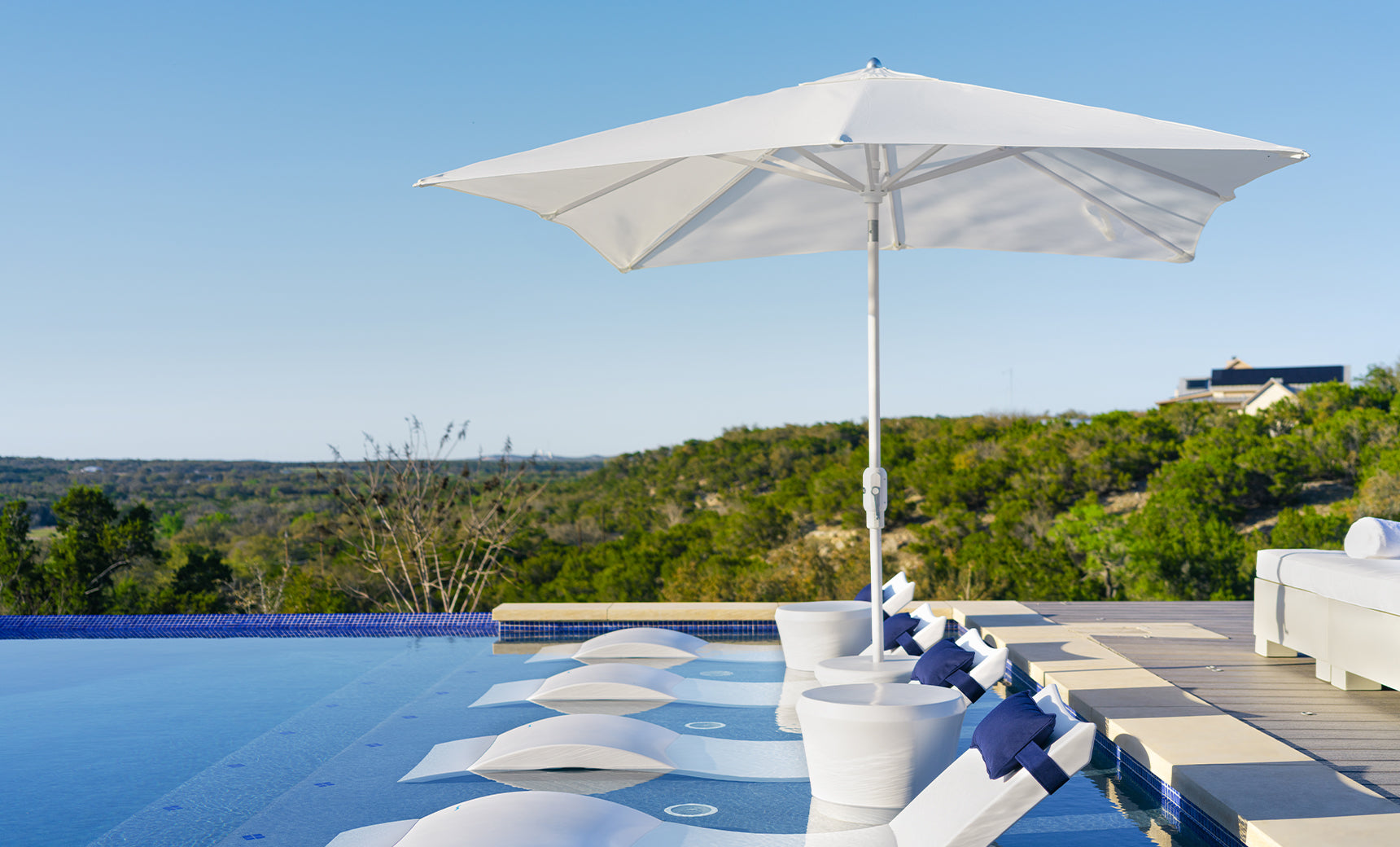 Ledge 9' Octagon Signature 360° Tilt Umbrella