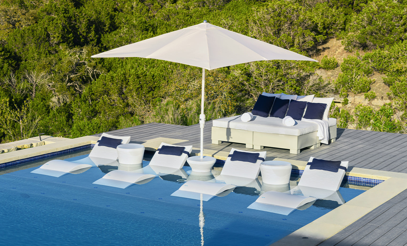 Ledge 9' Octagon Signature 360° Tilt Umbrella