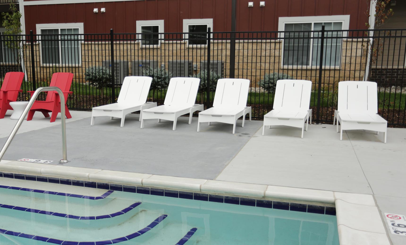 Ledge Mainstay Chaise