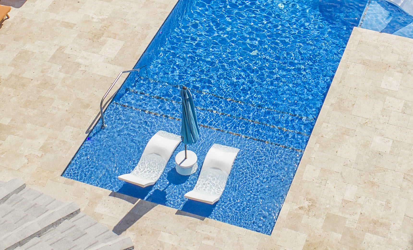 Ledge Signature Chaise and Side Table In-Pool Set
