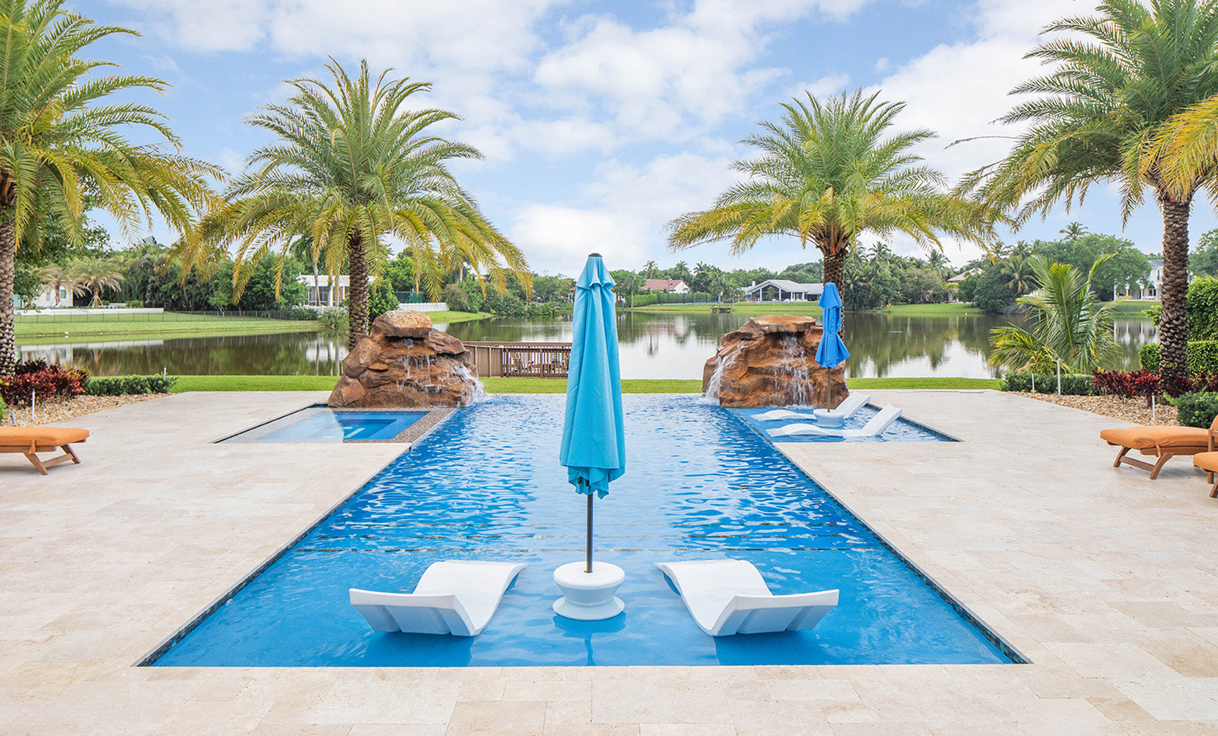 Ledge Signature Chaise and Side Table In-Pool Set