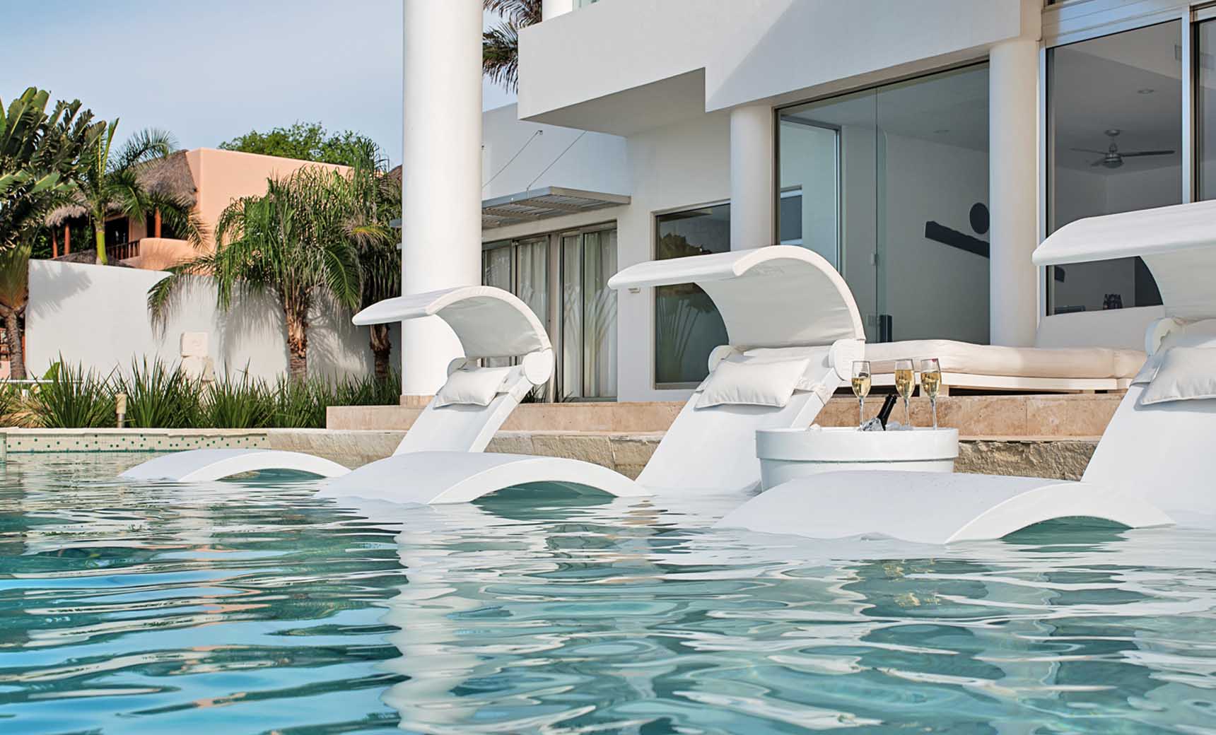 Ledge Signature Chaise Shade