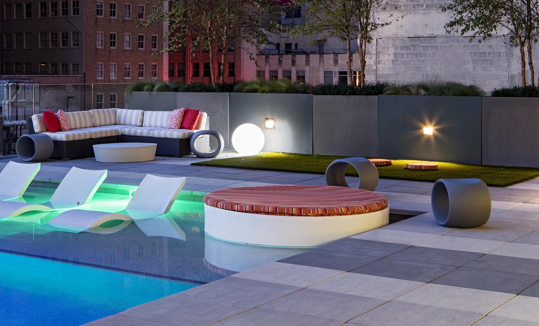Ledge Signature Round Sunbed