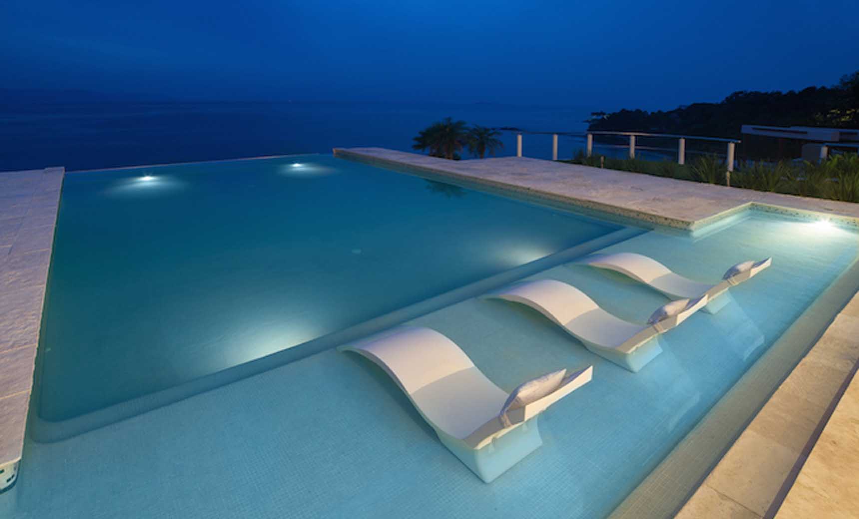 Ledge Signature Chaise Deep